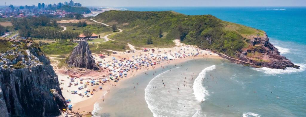 Casa De 2 Quartos Com 2 Ares-Condicionados Em Torres-Rs - Na Mais Bela Praia Gaucha - Cozinha - Banheiro - Tv Smart 32 E Wi-Fi - Estacionamento - Anfitria Superhost No Bnb Villa Eksteriør billede
